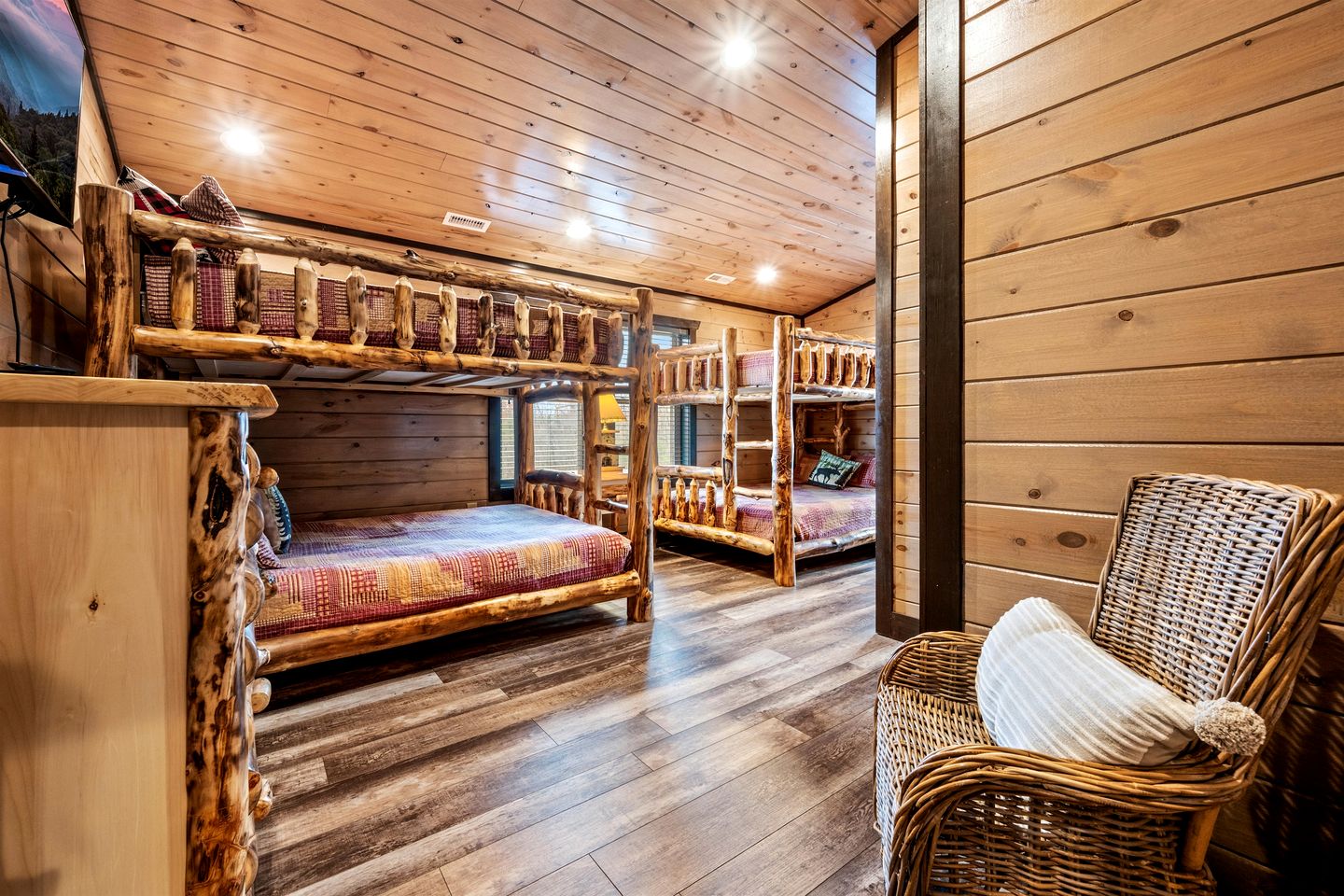 Stunning Cabin with Indoor Pool, Pool Table and Hot-tub in Sevierville, Tennessee
