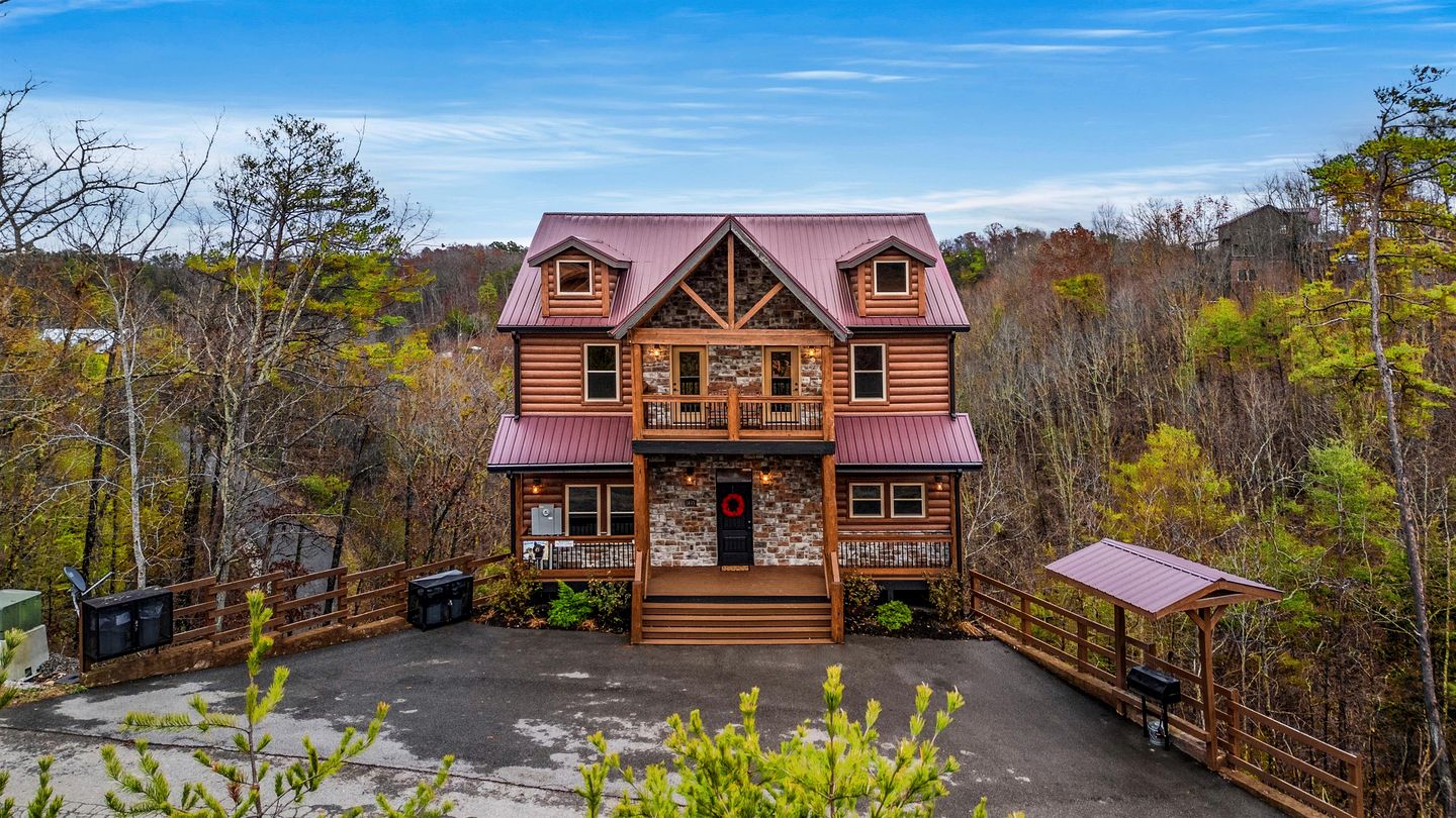 Stunning Cabin with Indoor Pool, Pool Table and Hot-tub in Sevierville, Tennessee