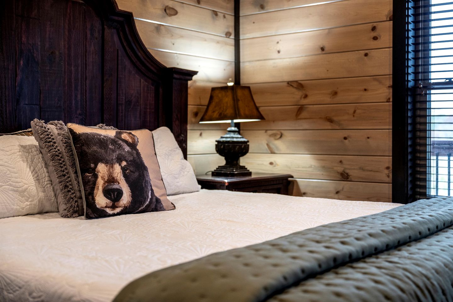 Stunning Cabin with Indoor Pool, Pool Table and Hot-tub in Sevierville, Tennessee