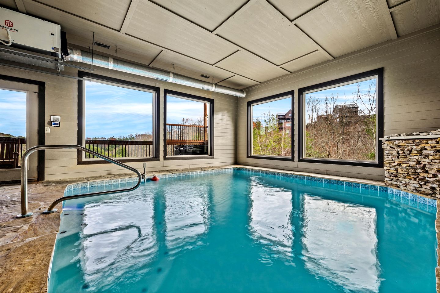 Stunning Cabin with Indoor Pool, Pool Table and Hot-tub in Sevierville, Tennessee