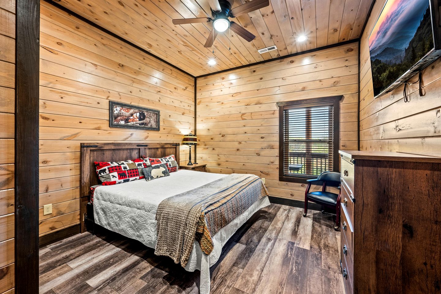 Stunning Cabin with Indoor Pool, Pool Table and Hot-tub in Sevierville, Tennessee