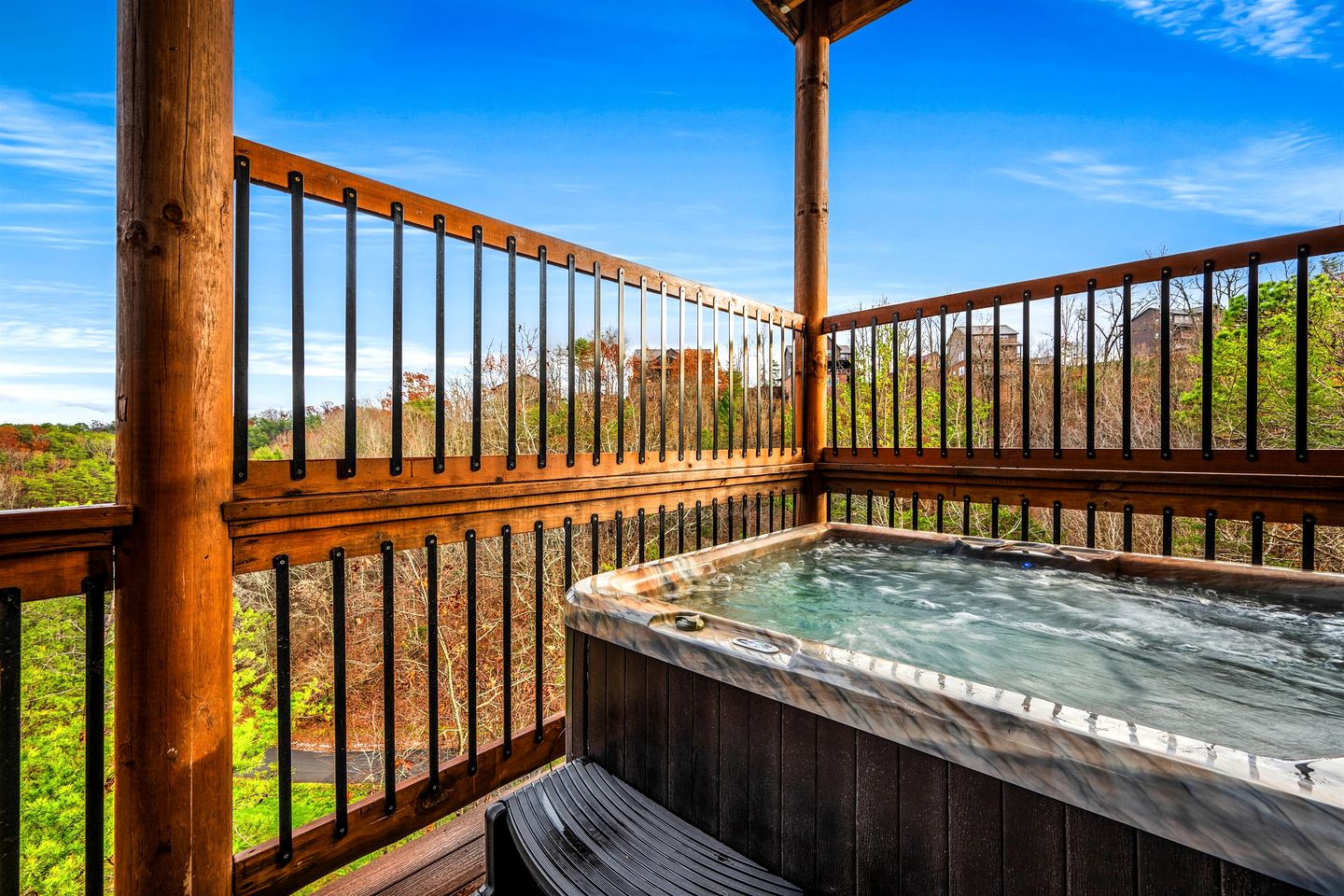 Stunning Cabin with Indoor Pool, Pool Table and Hot-tub in Sevierville, Tennessee