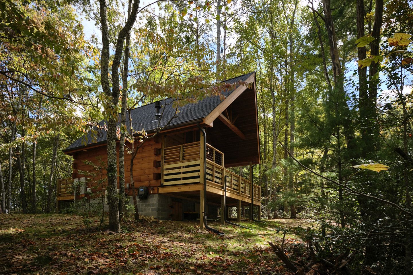Stunning Cabin Nestled Amidst Trees with Hot-tub in Sevierville, Tennessee
