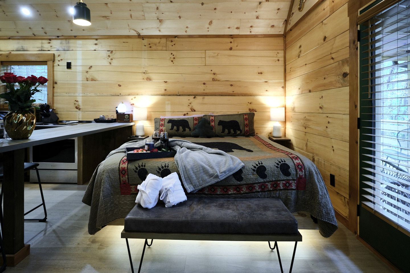 Stunning Cabin Nestled Amidst Trees with Hot-tub in Sevierville, Tennessee