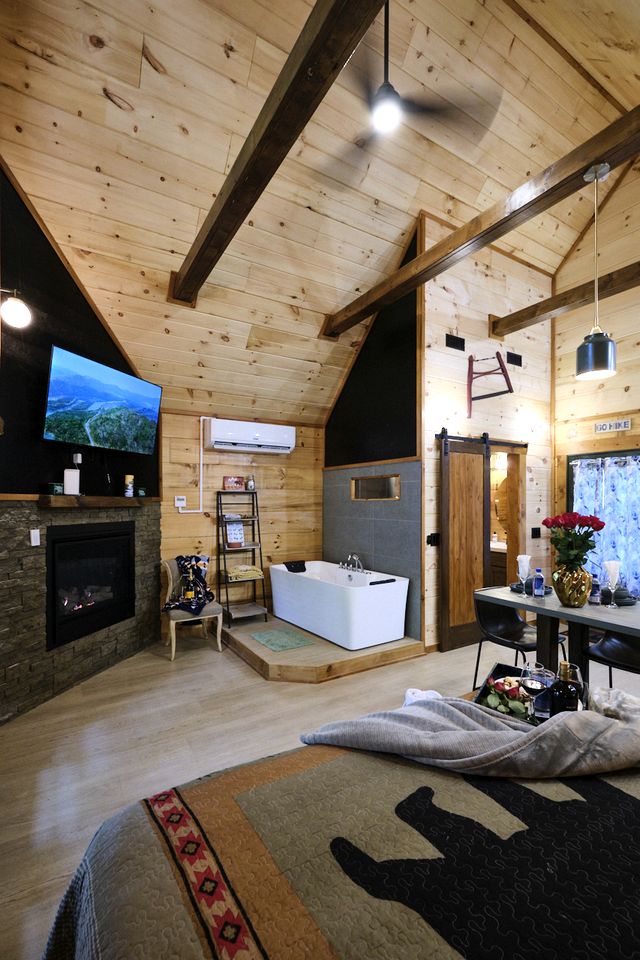 Stunning Cabin Nestled Amidst Trees with Hot-tub in Sevierville, Tennessee