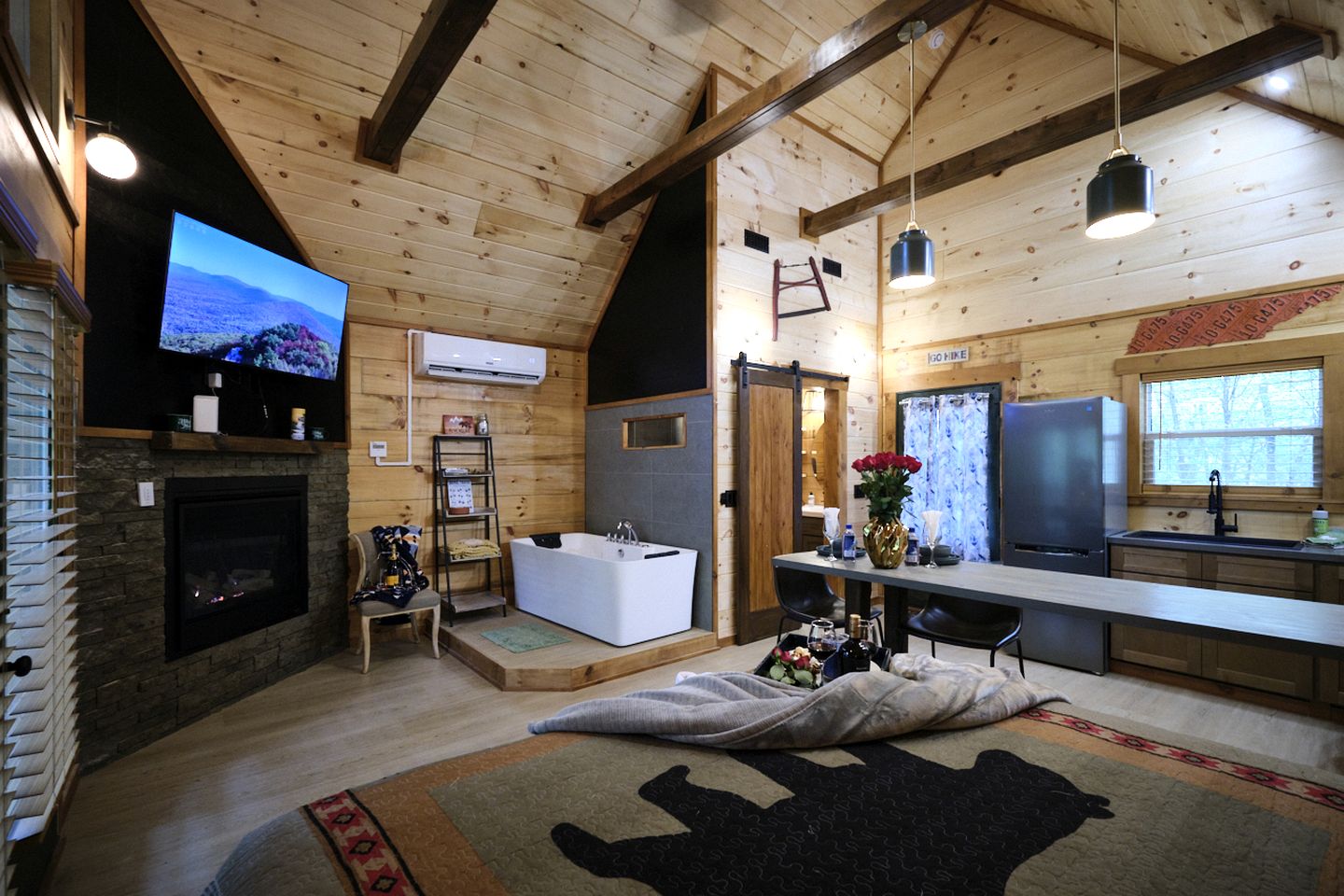 Stunning Cabin Nestled Amidst Trees with Hot-tub in Sevierville, Tennessee