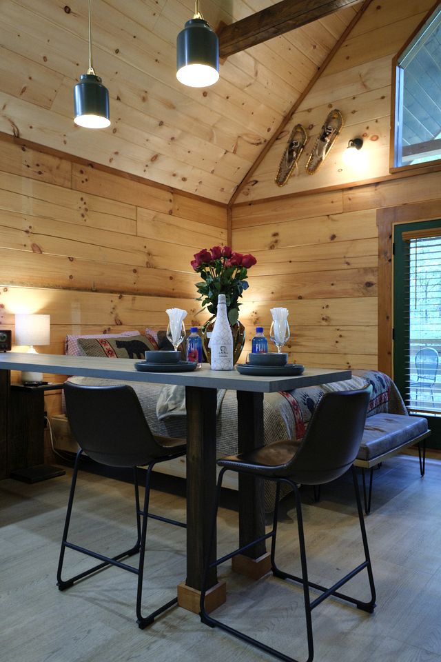 Stunning Cabin Nestled Amidst Trees with Hot-tub in Sevierville, Tennessee
