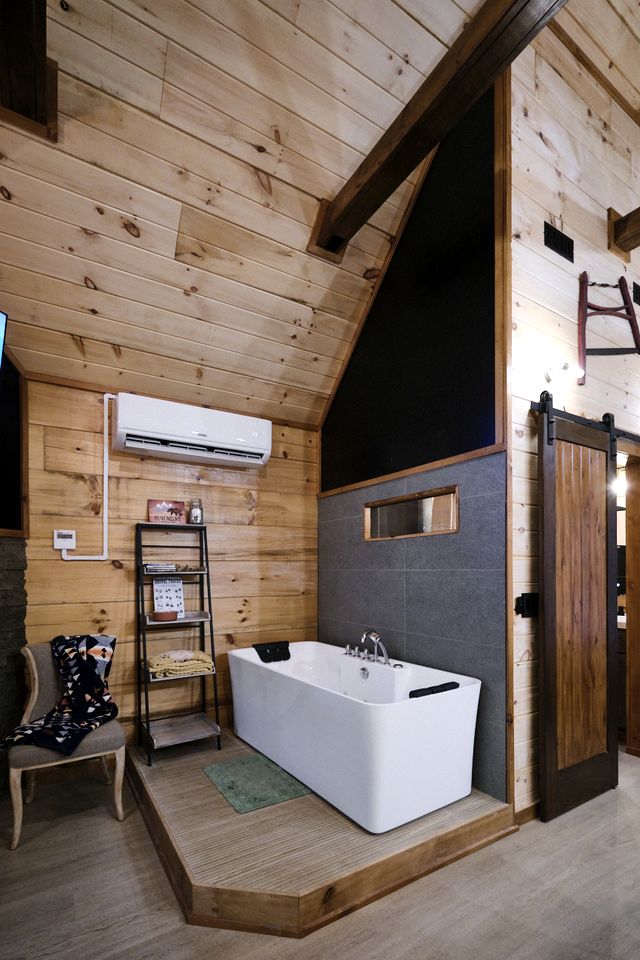 Stunning Cabin Nestled Amidst Trees with Hot-tub in Sevierville, Tennessee