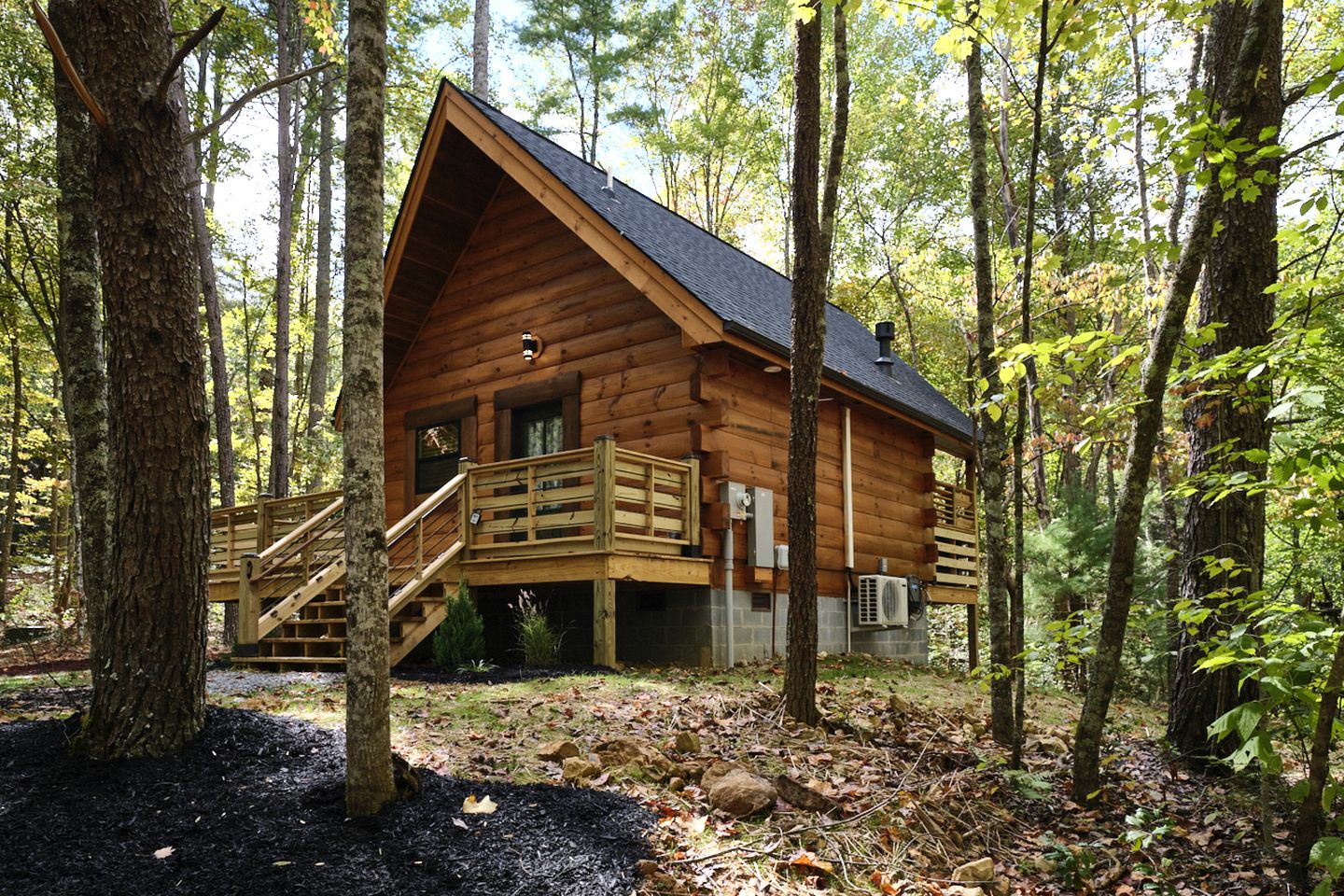 Stunning Cabin Nestled Amidst Trees with Hot-tub in Sevierville, Tennessee