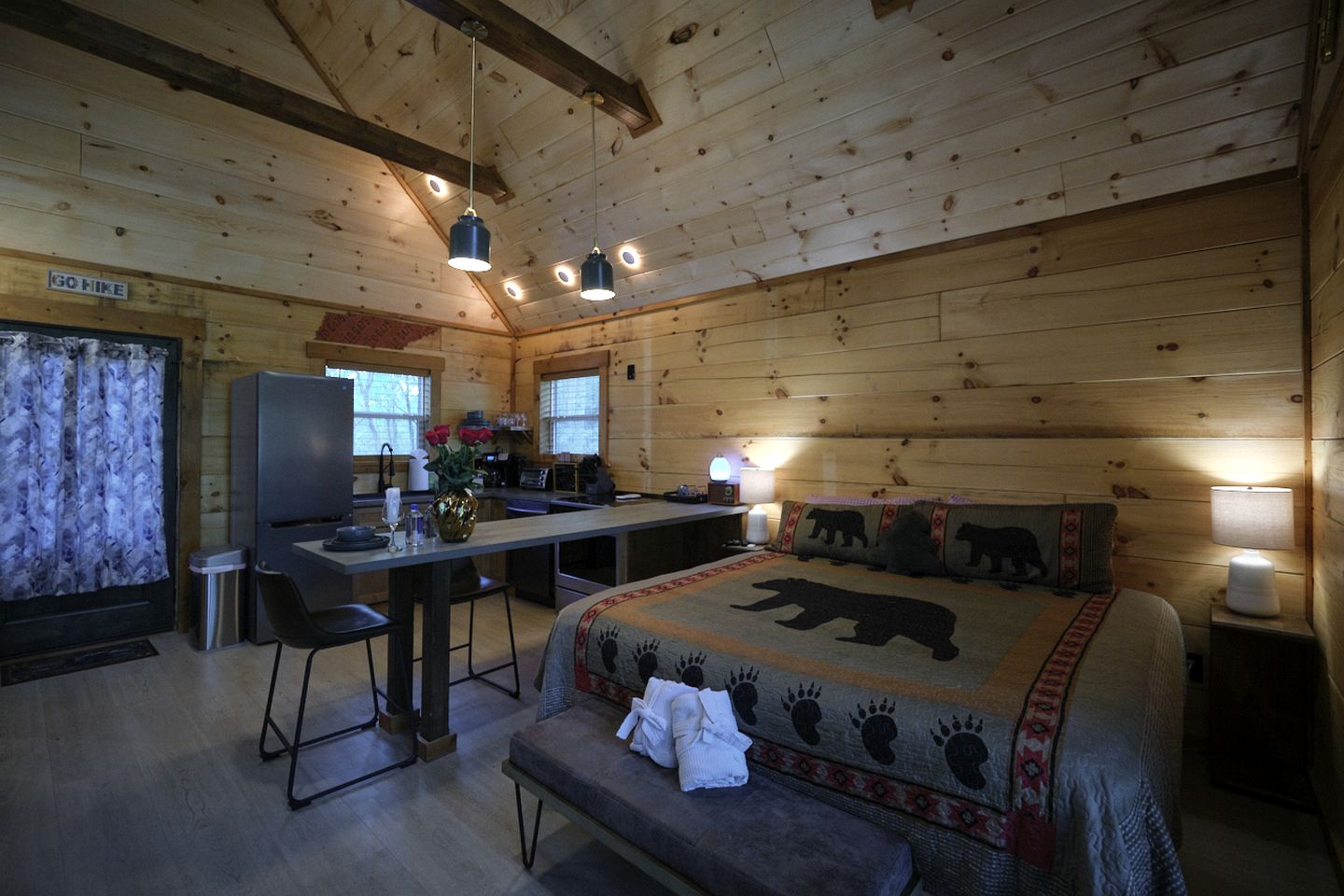 Stunning Cabin Nestled Amidst Trees with Hot-tub in Sevierville, Tennessee