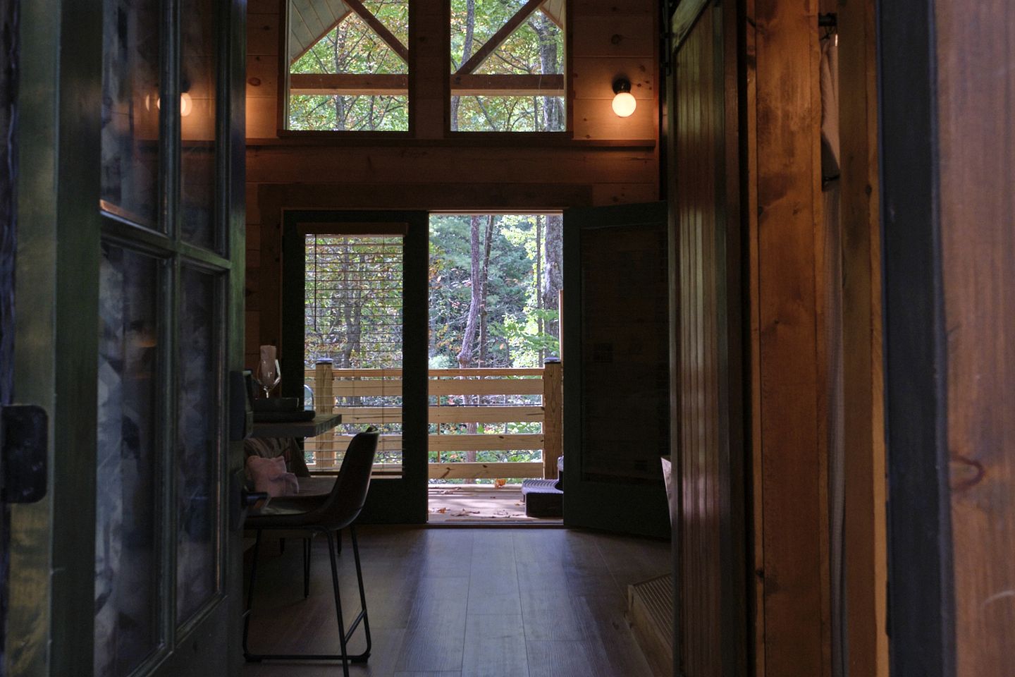 Stunning Cabin Nestled Amidst Trees with Hot-tub in Sevierville, Tennessee