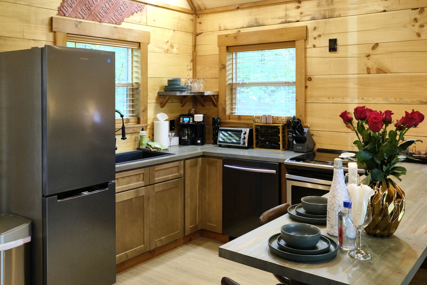 Stunning Cabin Nestled Amidst Trees with Hot-tub in Sevierville, Tennessee