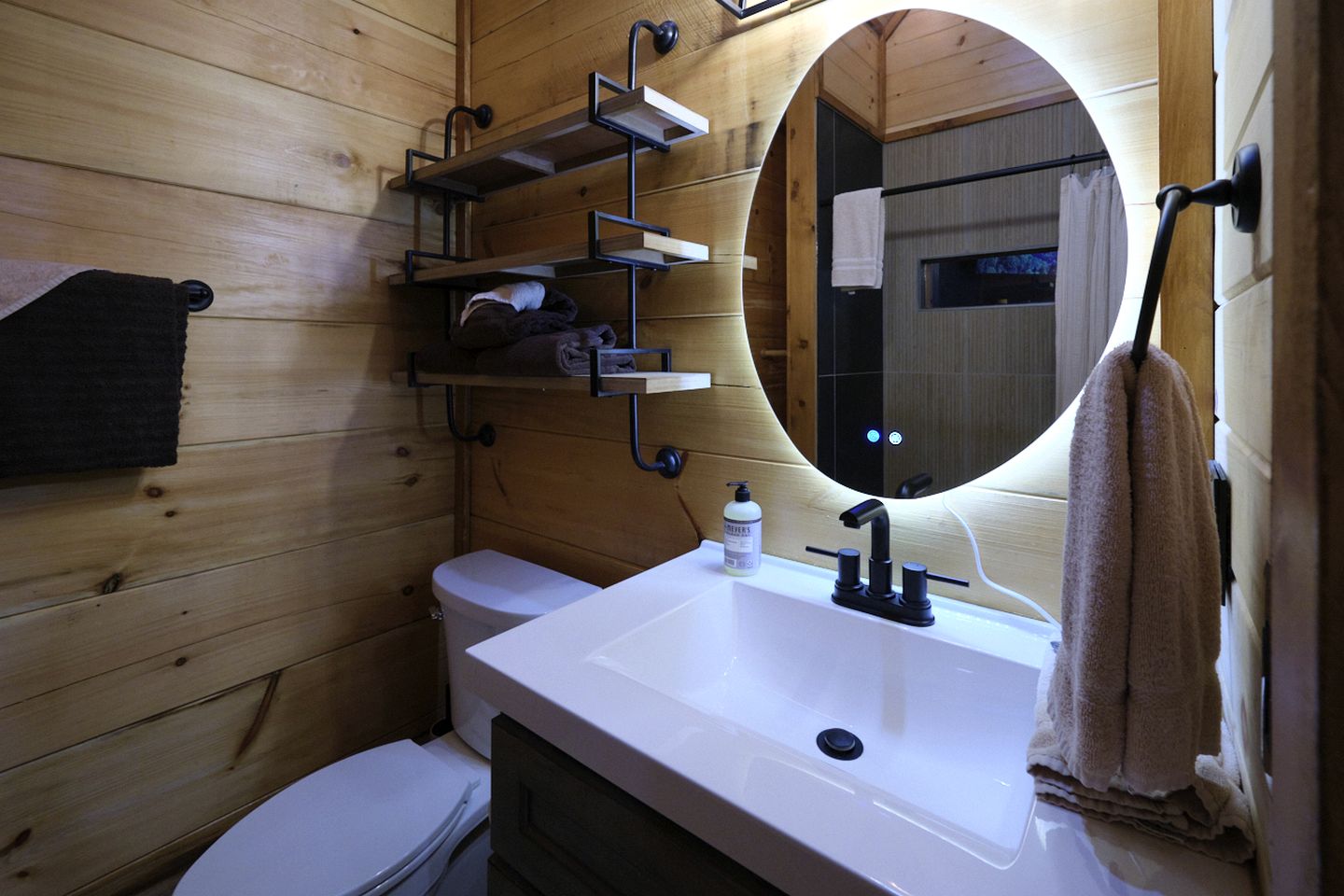 Stunning Cabin Nestled Amidst Trees with Hot-tub in Sevierville, Tennessee