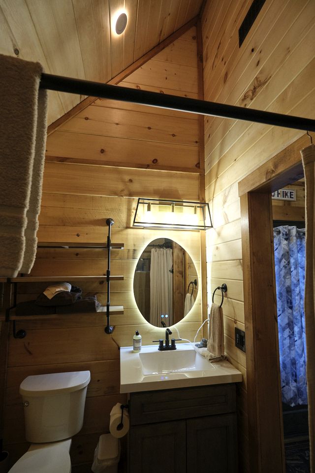 Stunning Cabin Nestled Amidst Trees with Hot-tub in Sevierville, Tennessee