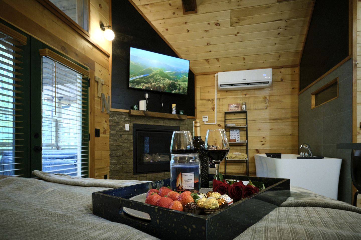 Stunning Cabin Nestled Amidst Trees with Hot-tub in Sevierville, Tennessee
