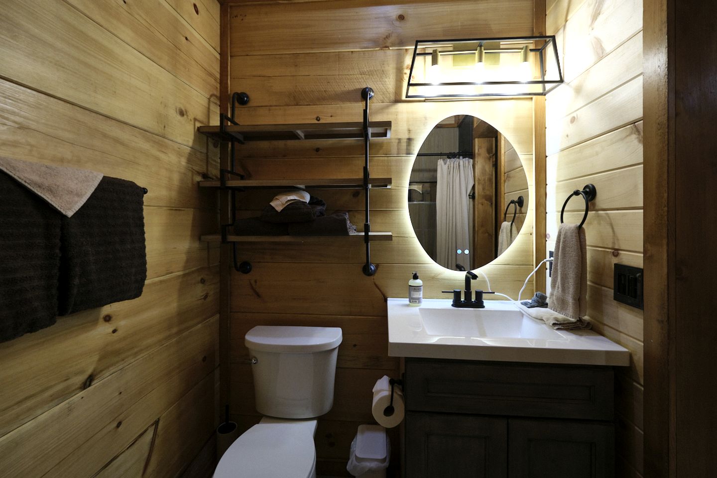 Stunning Cabin Nestled Amidst Trees with Hot-tub in Sevierville, Tennessee