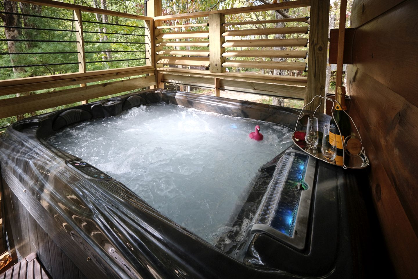 Stunning Cabin Nestled Amidst Trees with Hot-tub in Sevierville, Tennessee