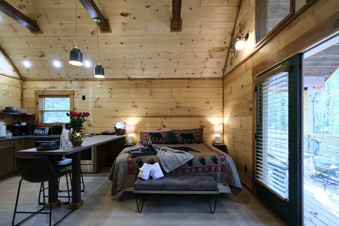 Stunning Cabin Nestled Amidst Trees with Hot-tub in Sevierville, Tennessee