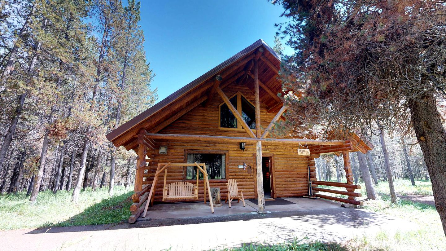 Stunning Cabin Nestled in the Woods Near Yellowstone