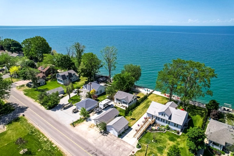 Cottages (Canada, Leamington, Ontario)