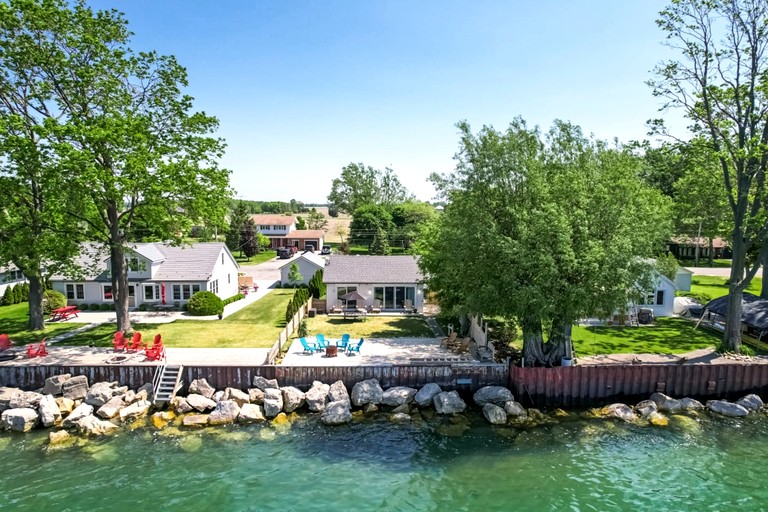 Cottages (Canada, Leamington, Ontario)