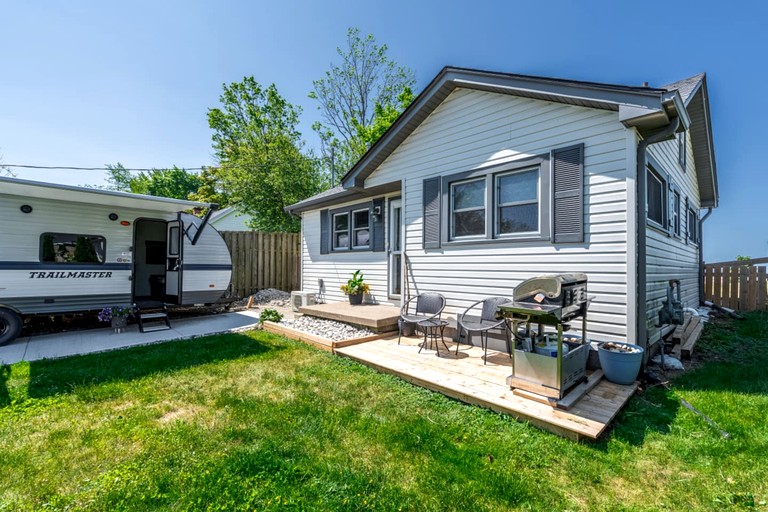 Cottages (Canada, Leamington, Ontario)