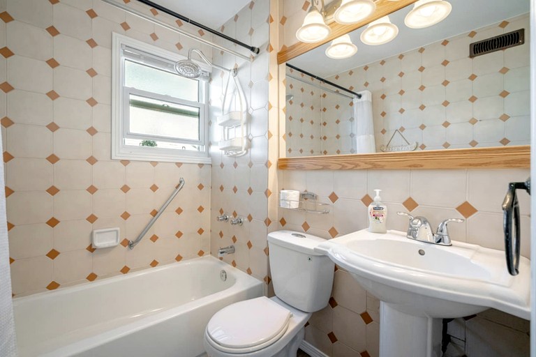 Cottages (Canada, Leamington, Ontario)