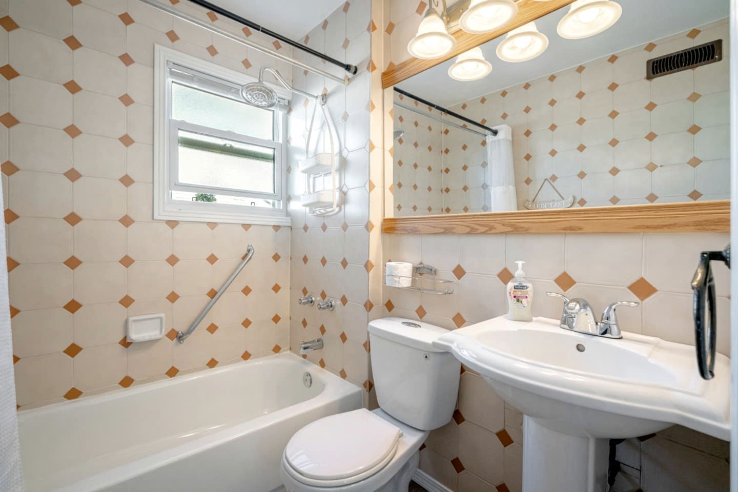 Stunning Cottage with Nice Views and Fire Pit in Leamington, Ontario