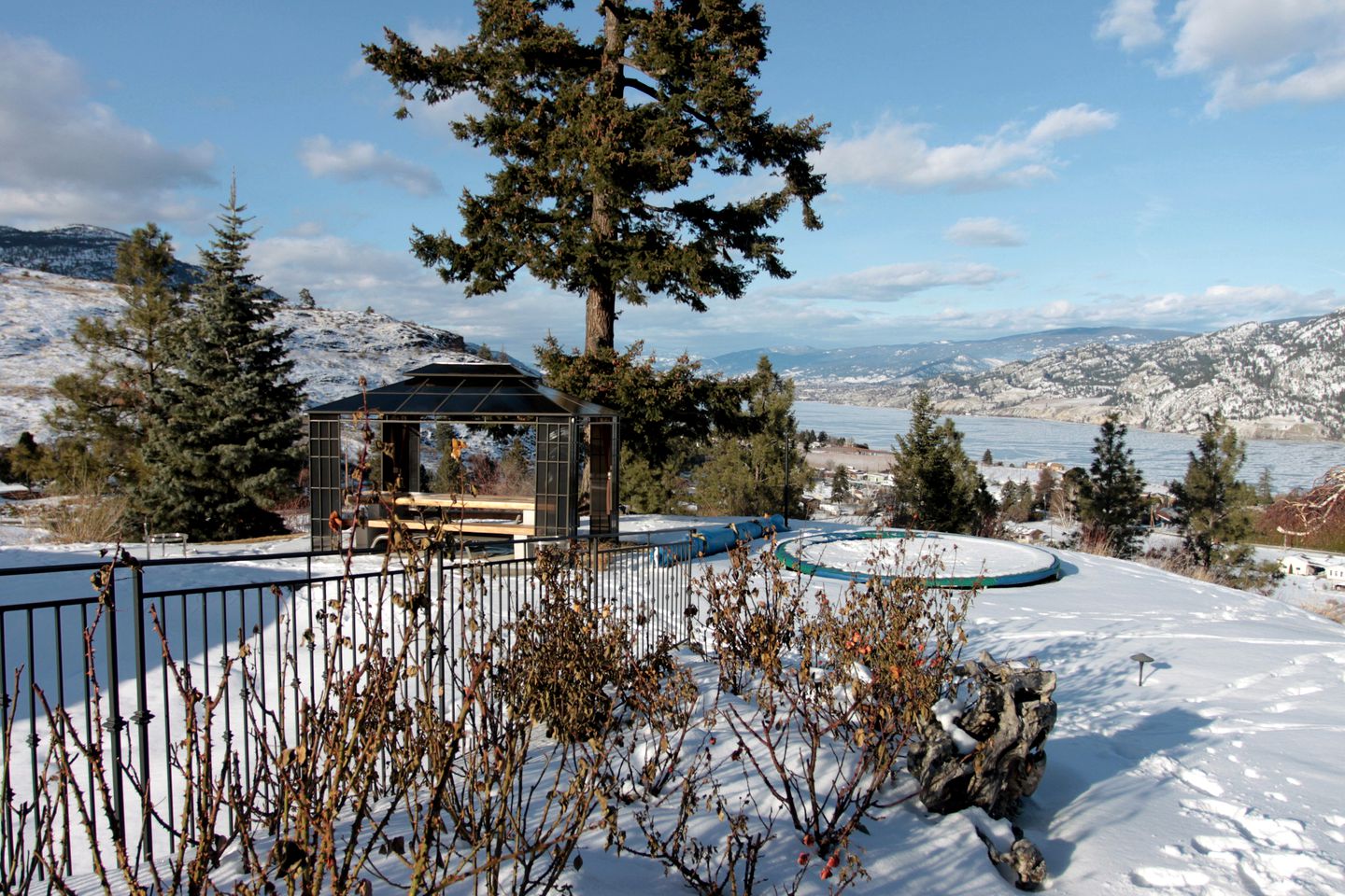 Stunning Cottage Rental Overlooking Okanagan Lake in Kaleden, British Columbia