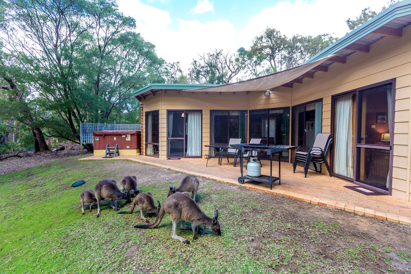 Stunning Cottage with a Hot Tub on a Spa Retreat near Margaret River Wine Region, Western Australia