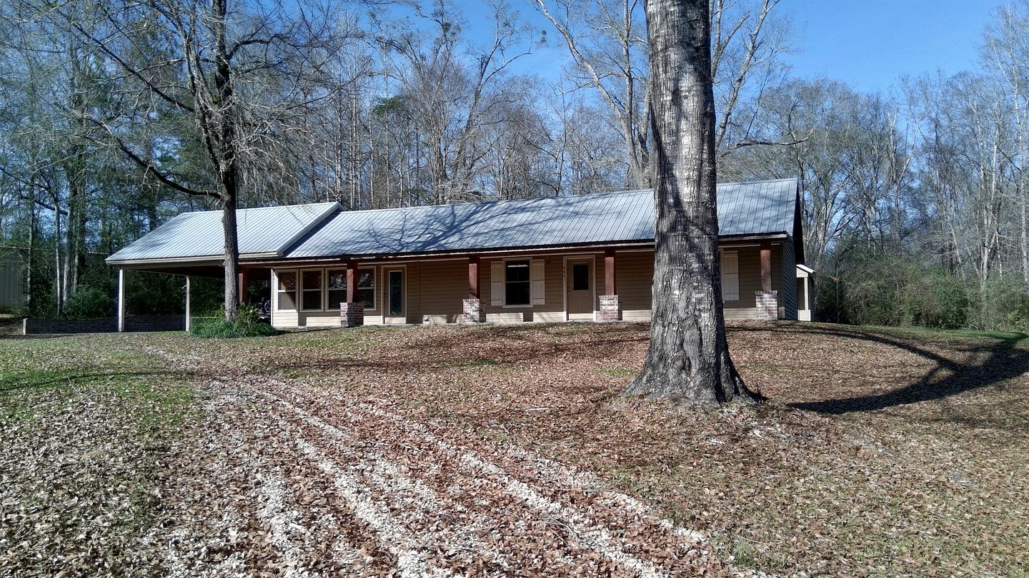 Stunning Creek-side Cabin Rental for Family Friendly Stays in Liberty, Mississippi
