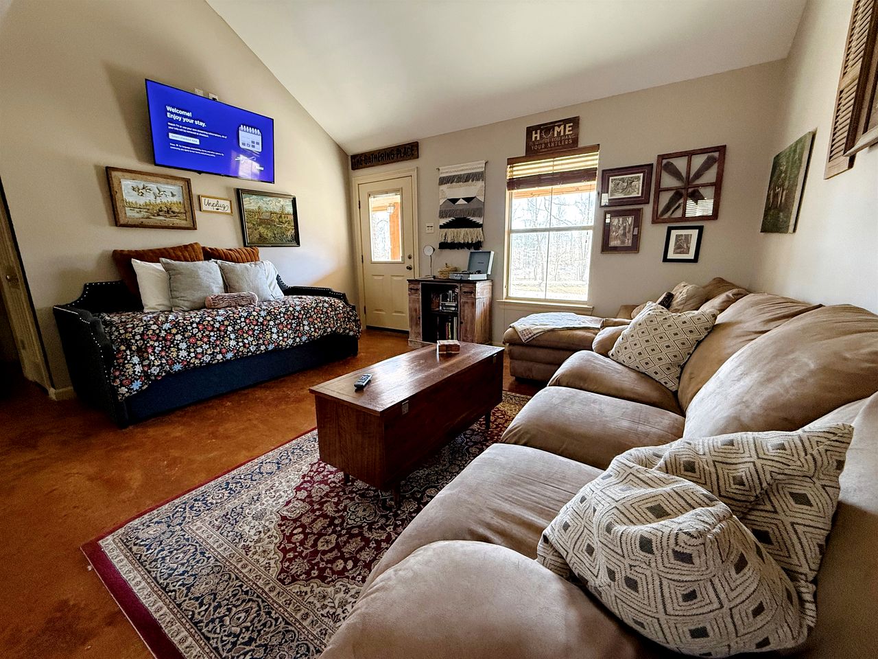 Stunning Creek-side Cabin Rental for Family Friendly Stays in Liberty, Mississippi