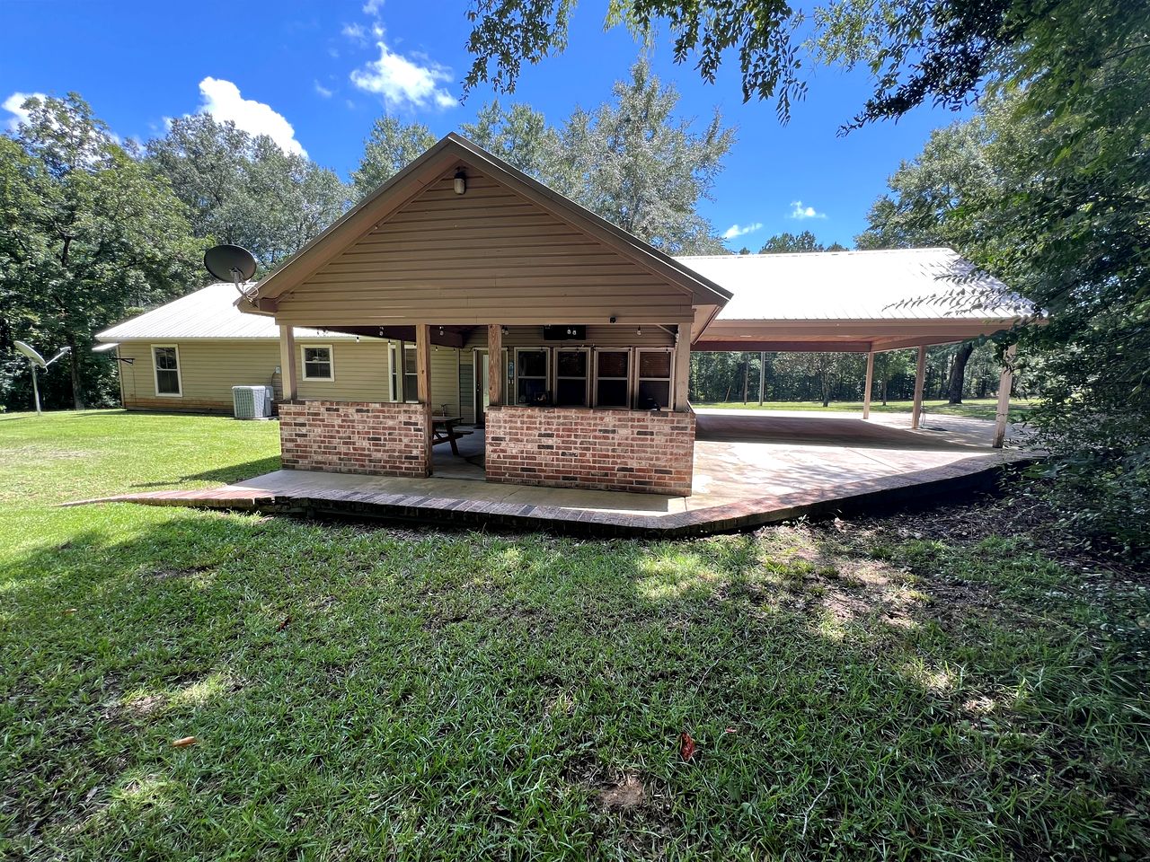 Stunning Creek-side Cabin Rental for Family Friendly Stays in Liberty, Mississippi