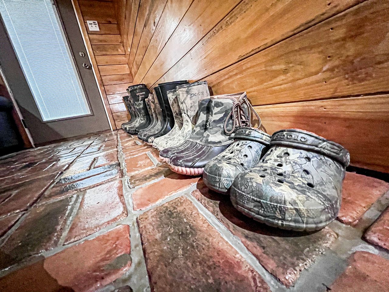 Stunning Creek-side Cabin Rental for Family Friendly Stays in Liberty, Mississippi