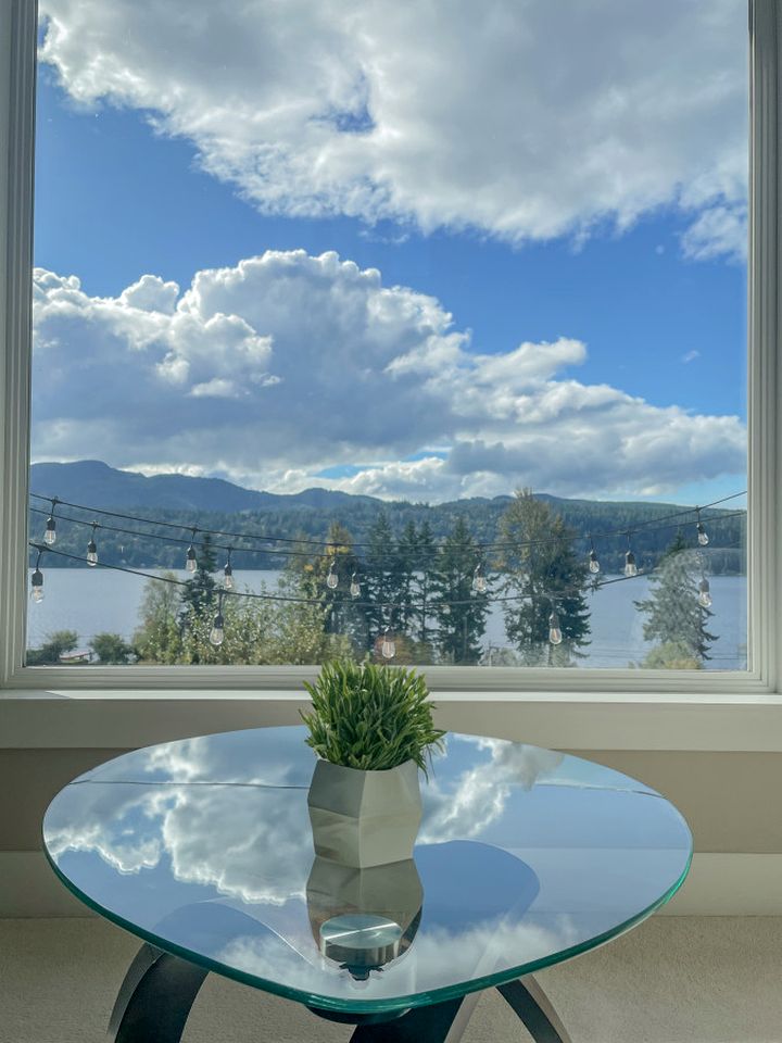 Fantastic Cottage with Stunning Lake Views and Theater Room in Washington