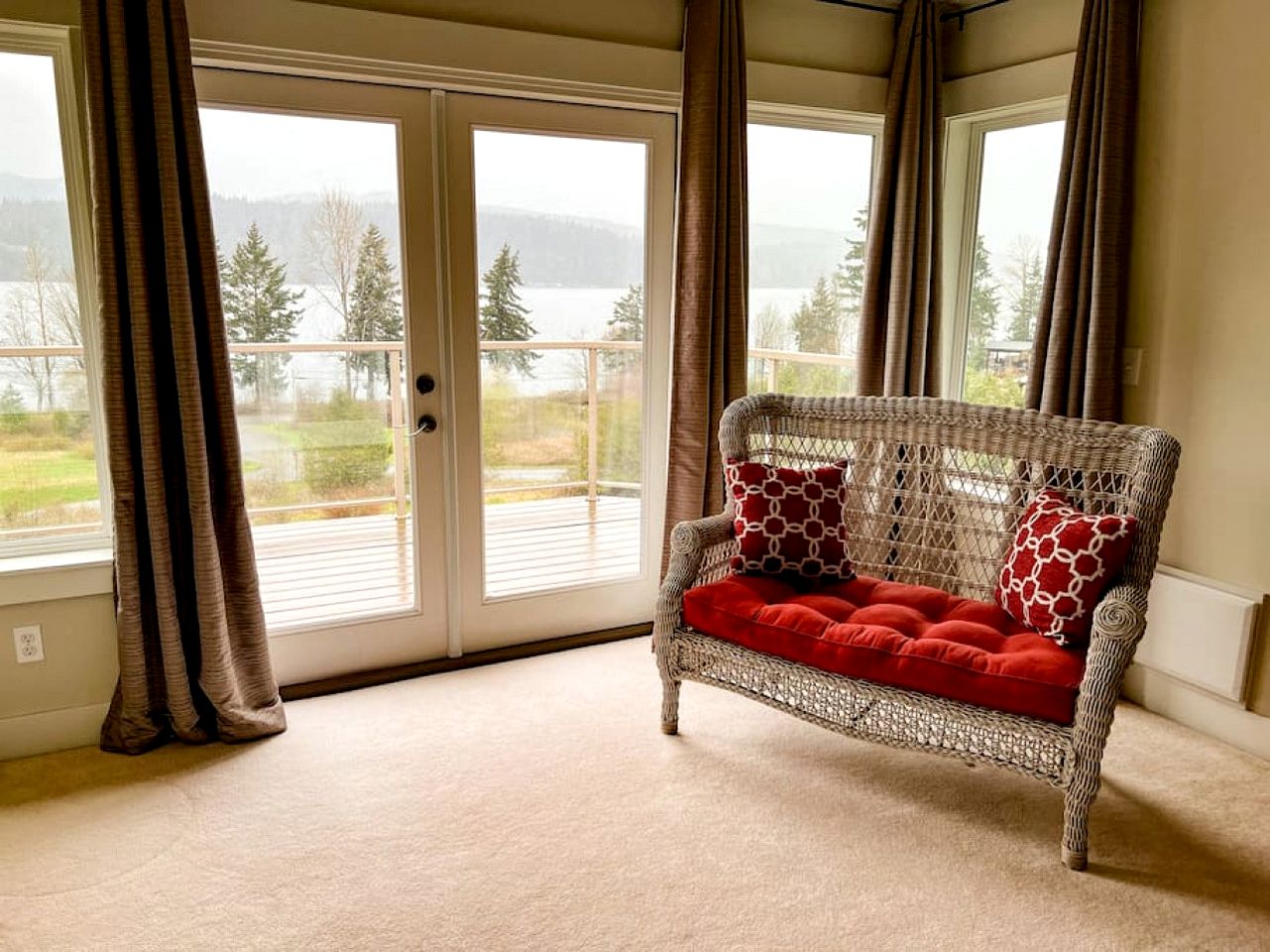 Fantastic Cottage with Stunning Lake Views and Theater Room in Washington