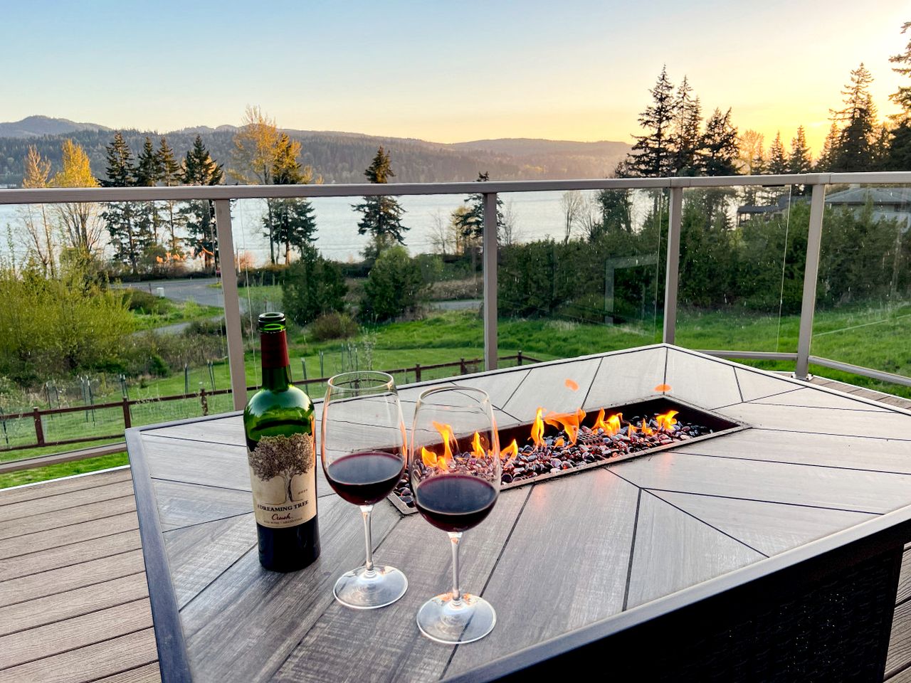 Fantastic Cottage with Stunning Lake Views and Theater Room in Washington