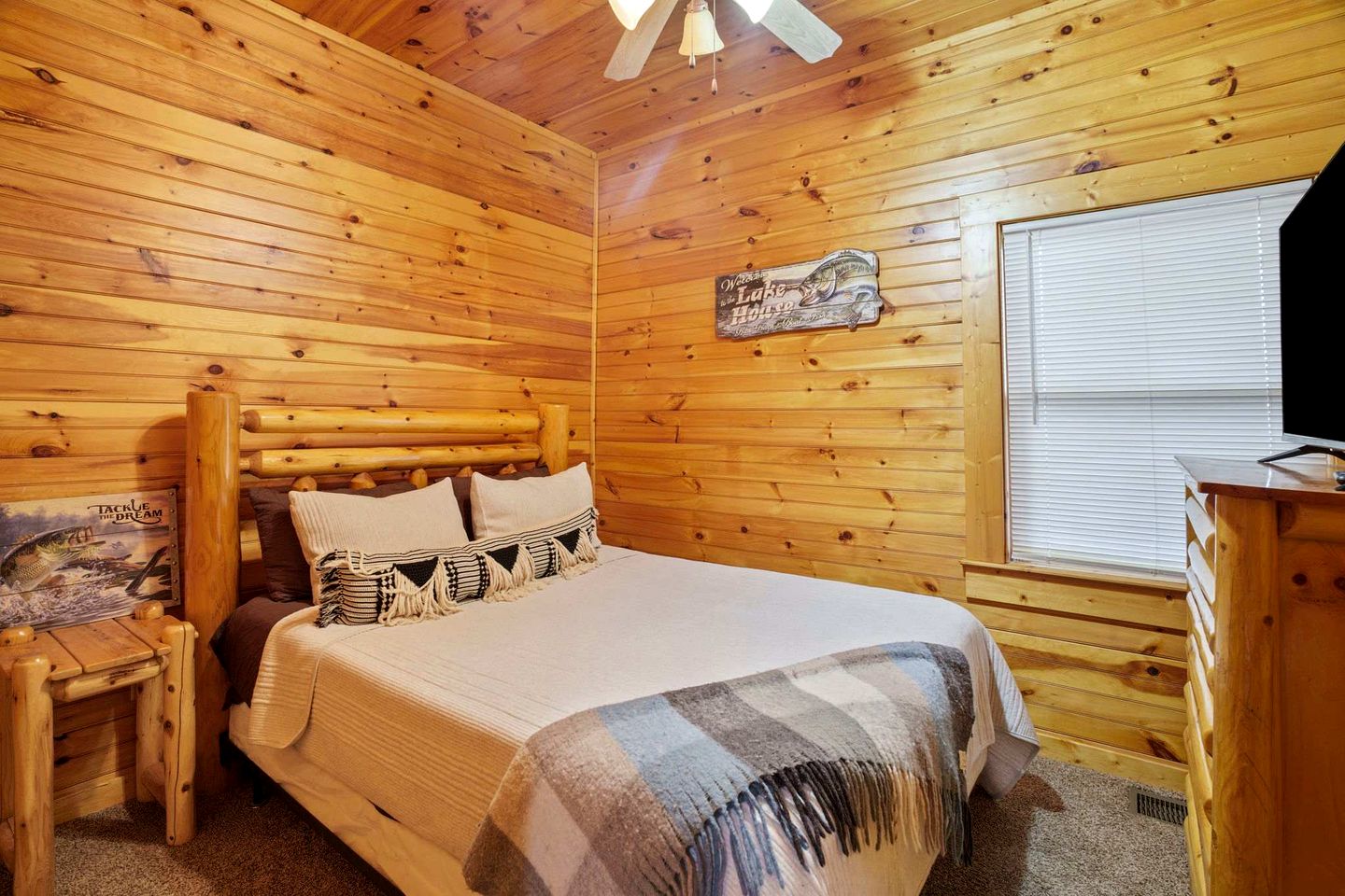 Stunning Log Cabin with Movie Theatre & Hot Tub near Arts and Crafts District in Gatlinburg, TN