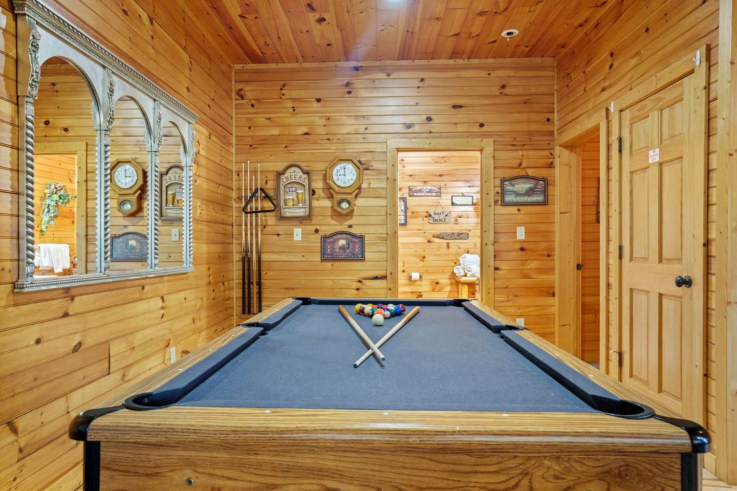 Stunning Log Cabin with Movie Theatre & Hot Tub near Arts and Crafts District in Gatlinburg, TN