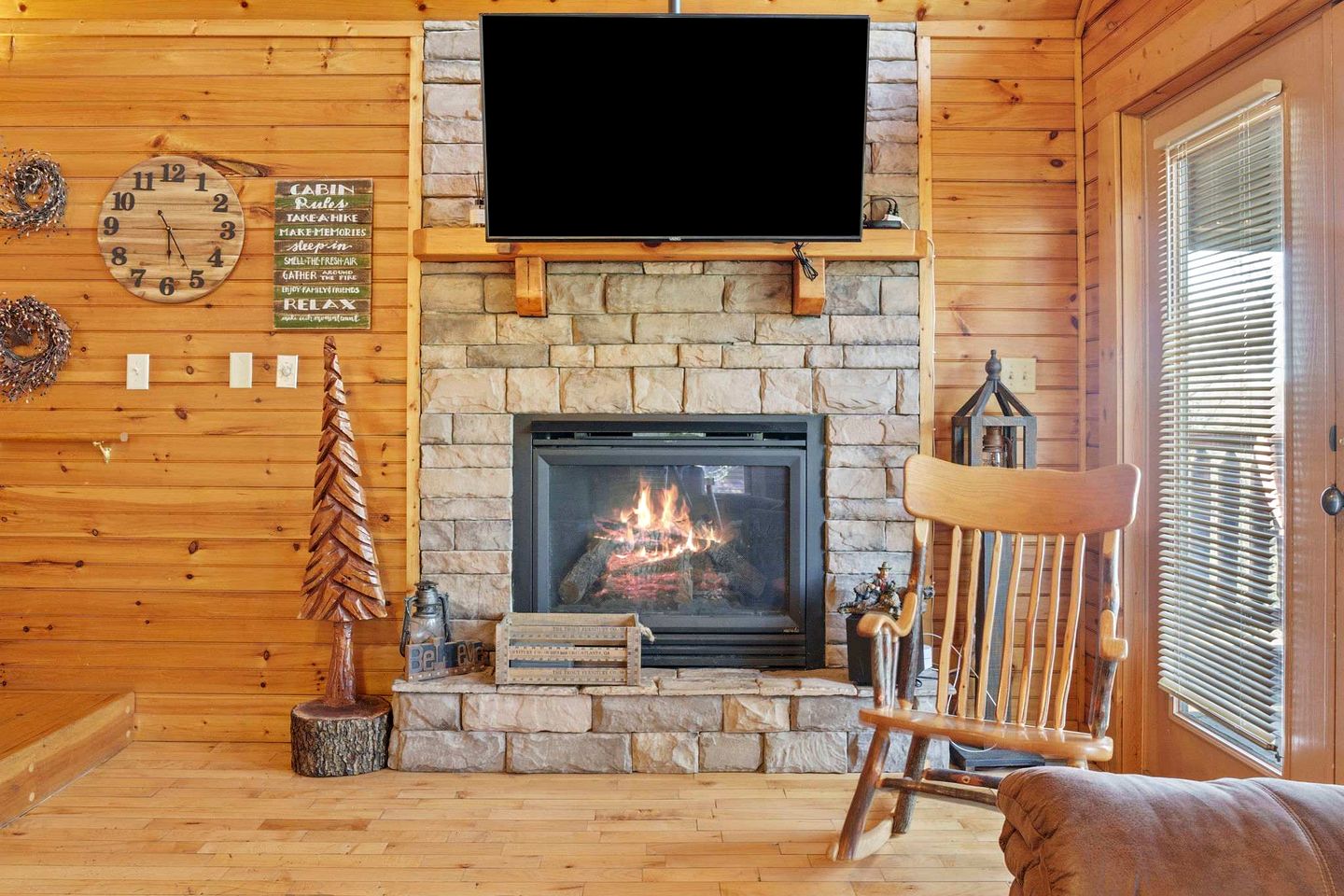 Stunning Log Cabin with Movie Theatre & Hot Tub near Arts and Crafts District in Gatlinburg, TN