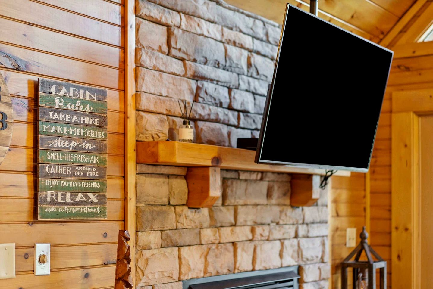 Stunning Log Cabin with Movie Theatre & Hot Tub near Arts and Crafts District in Gatlinburg, TN