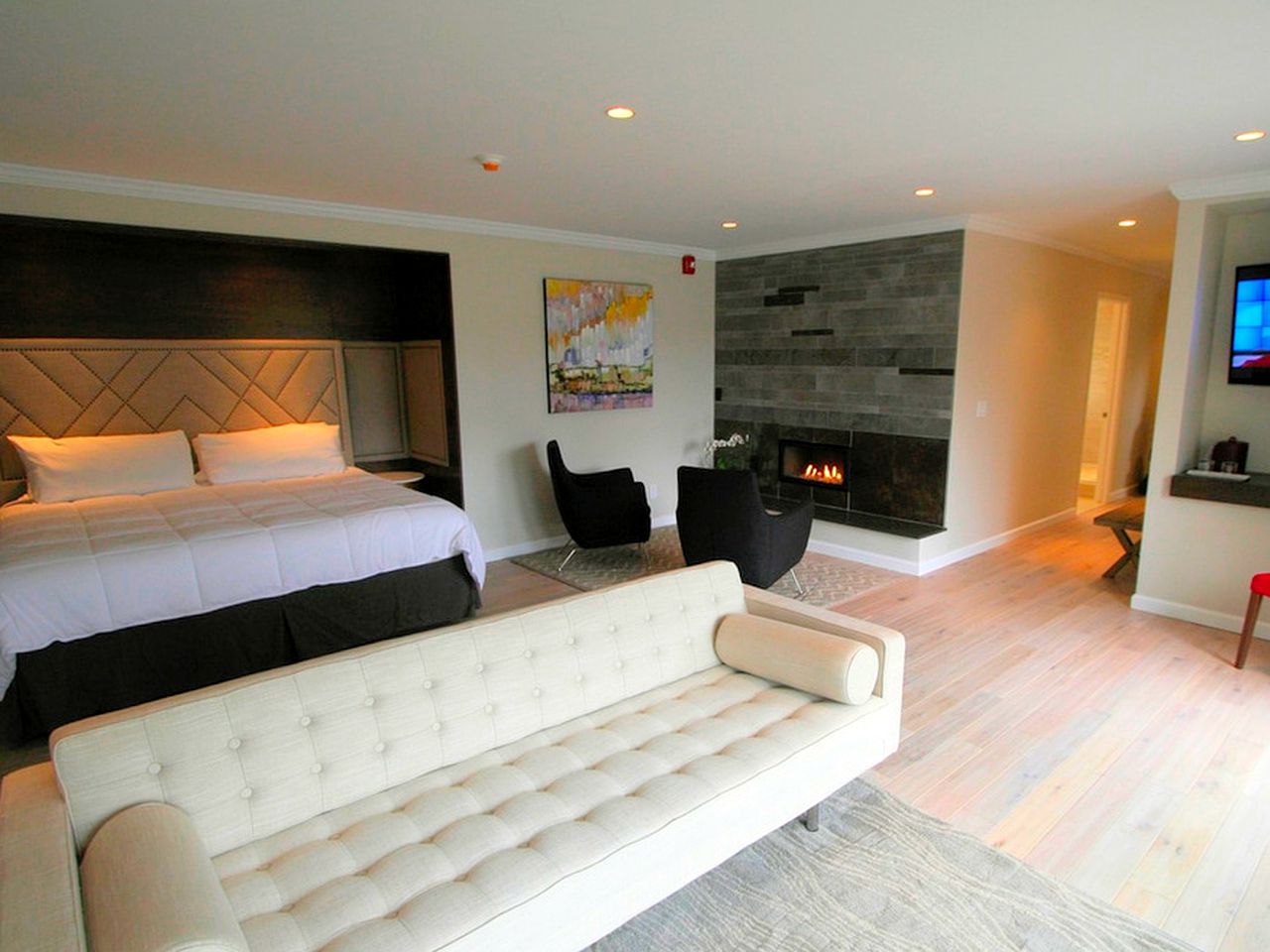 Stunning Luxury Suite for a Romantic Getaway near the Mohawk State Forest, Connecticut