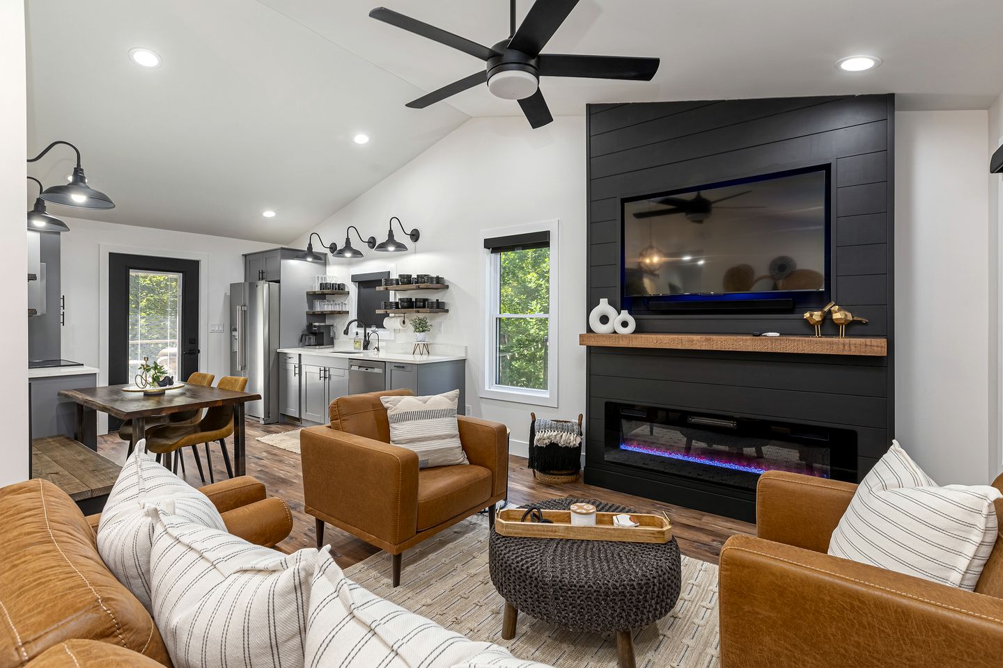 Stunning Modern Cabin with Hot-tub in Makanda, illinois