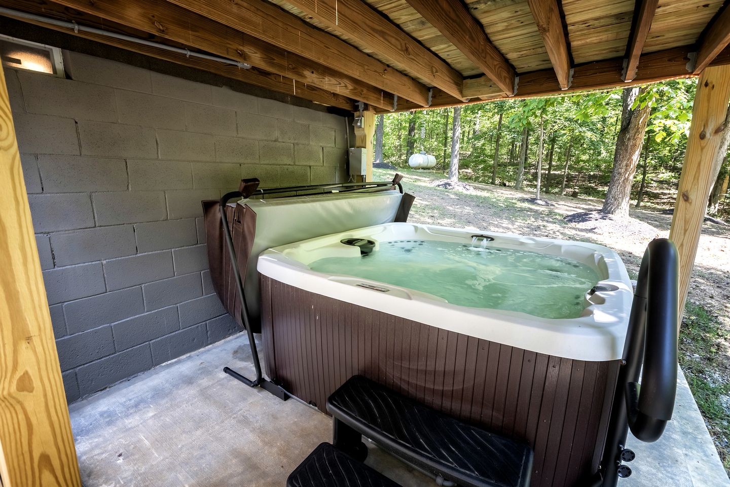 Stunning Modern Cabin with Hot-tub in Makanda, illinois