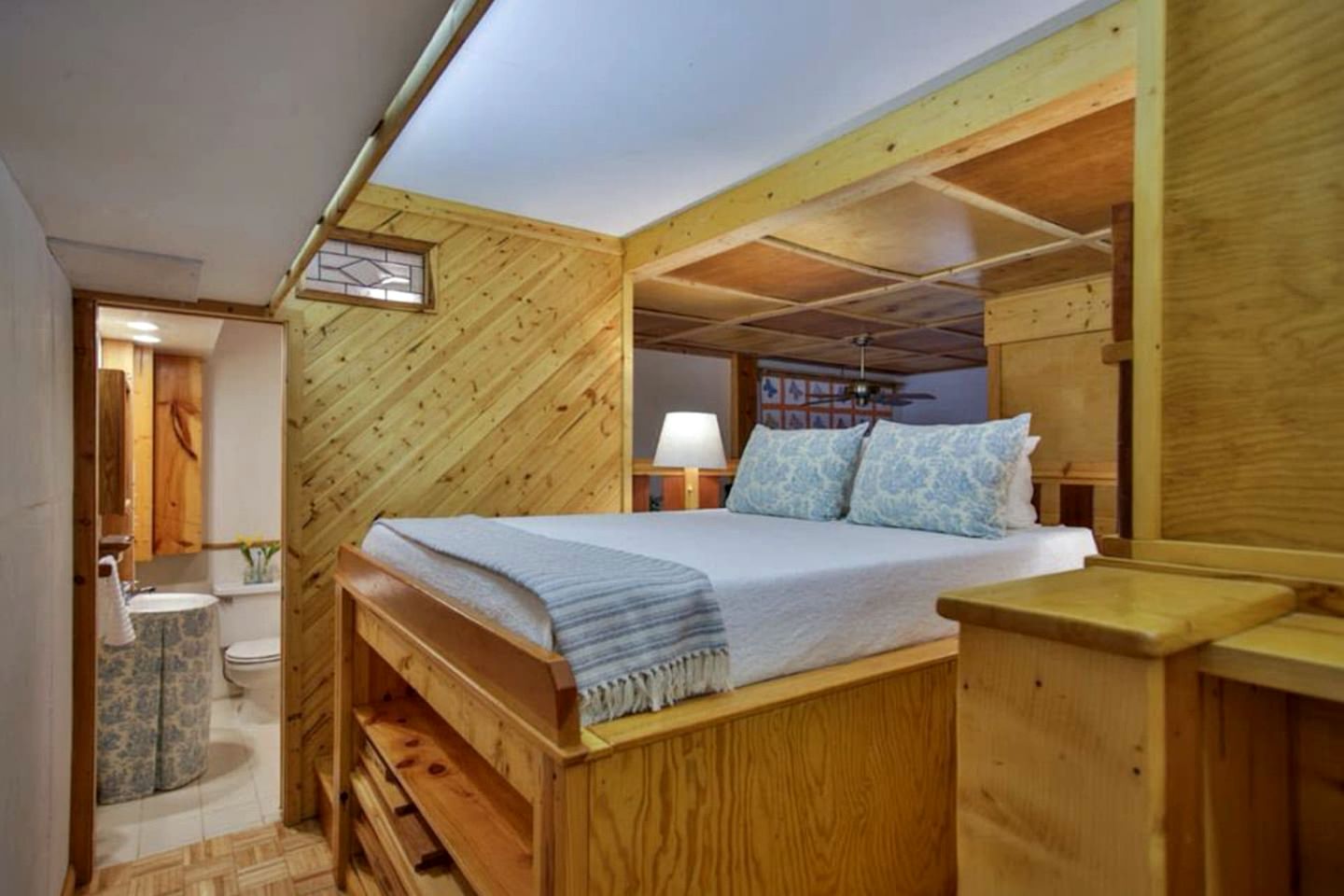Beautiful Cabin with Gorgeous Views from the Spacious Deck for an Amazing Getaway by Lake Glenville in Cullowhee, North Carolina