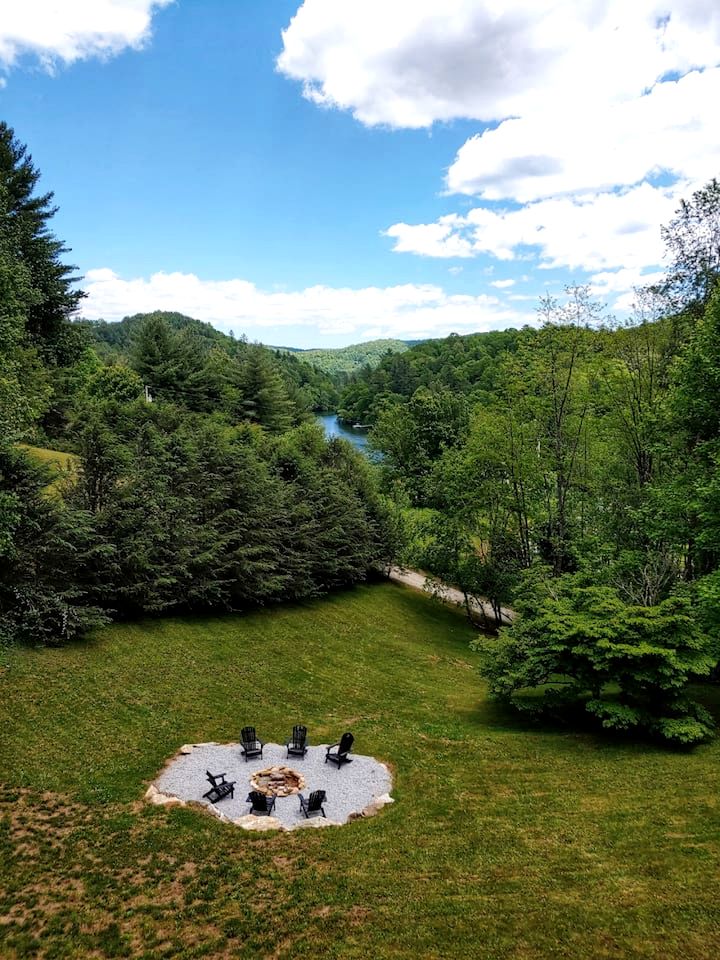 Beautiful Cabin with Gorgeous Views from the Spacious Deck for an Amazing Getaway by Lake Glenville in Cullowhee, North Carolina
