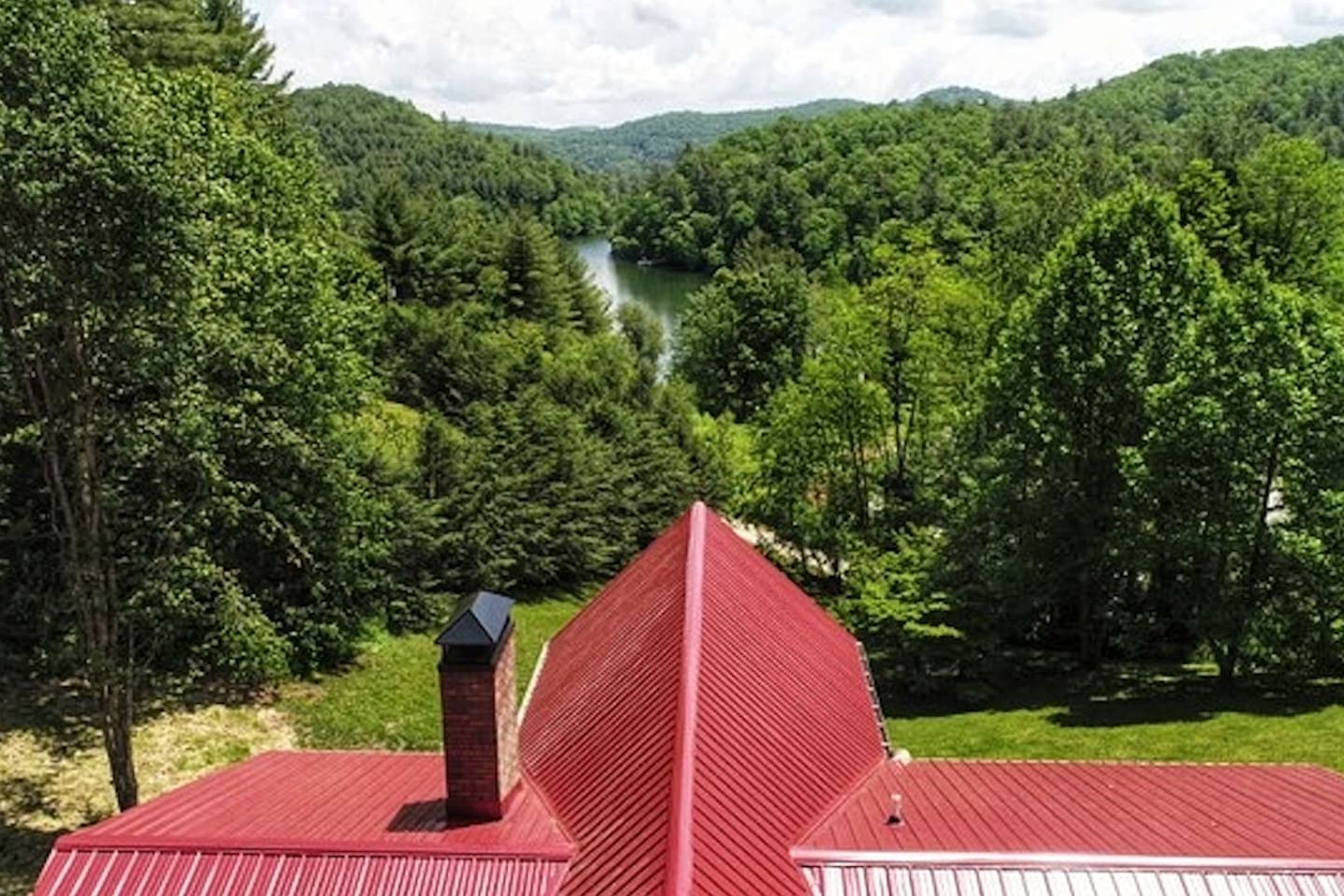 Beautiful Cabin with Gorgeous Views from the Spacious Deck for an Amazing Getaway by Lake Glenville in Cullowhee, North Carolina