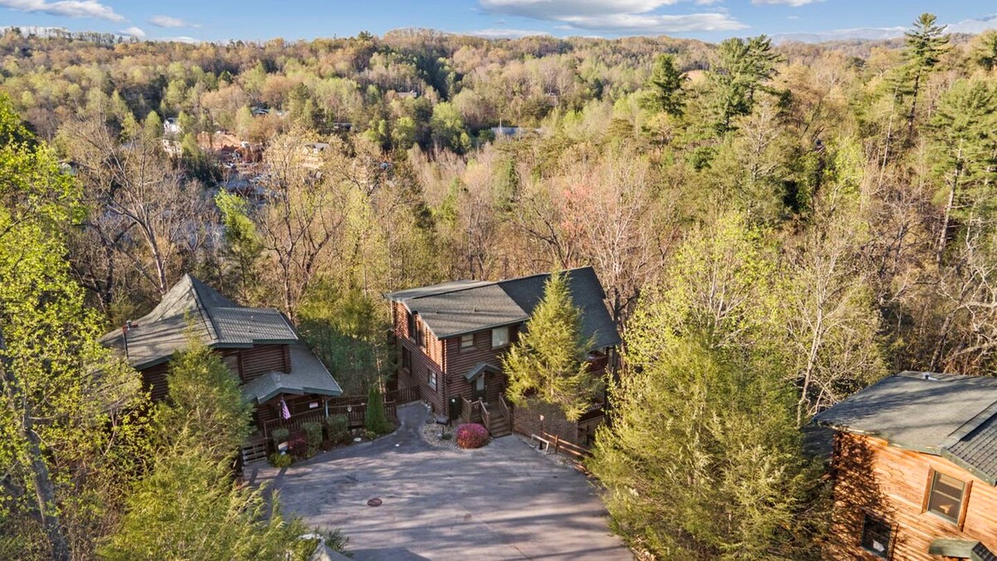 Stunning Log Cabin with Movie Theatre & Hot Tub near Arts and Crafts District in Gatlinburg, TN