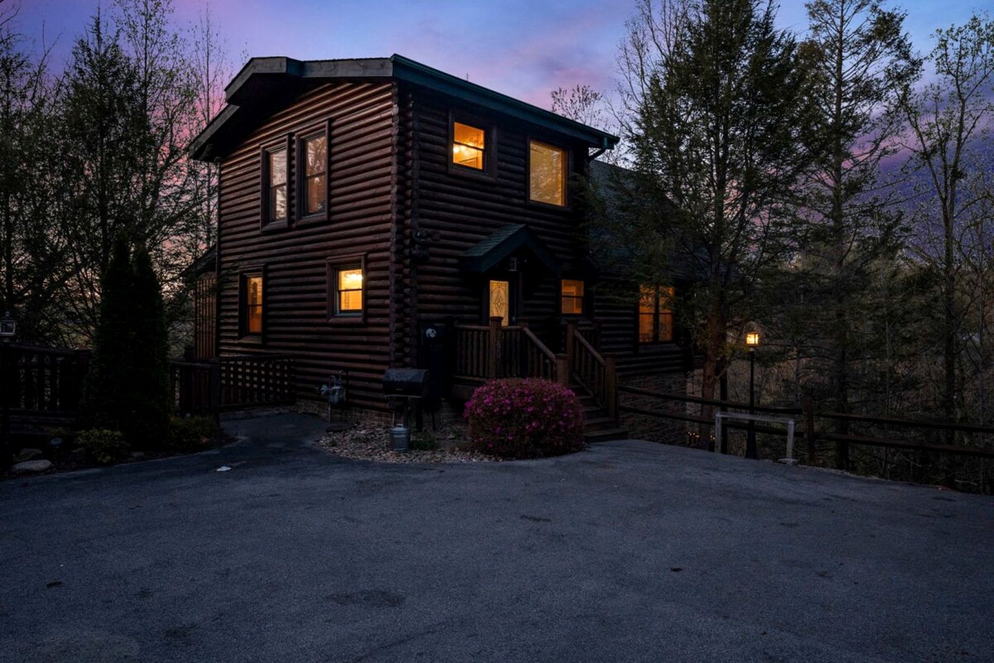 Stunning Log Cabin with Movie Theatre & Hot Tub near Arts and Crafts District in Gatlinburg, TN