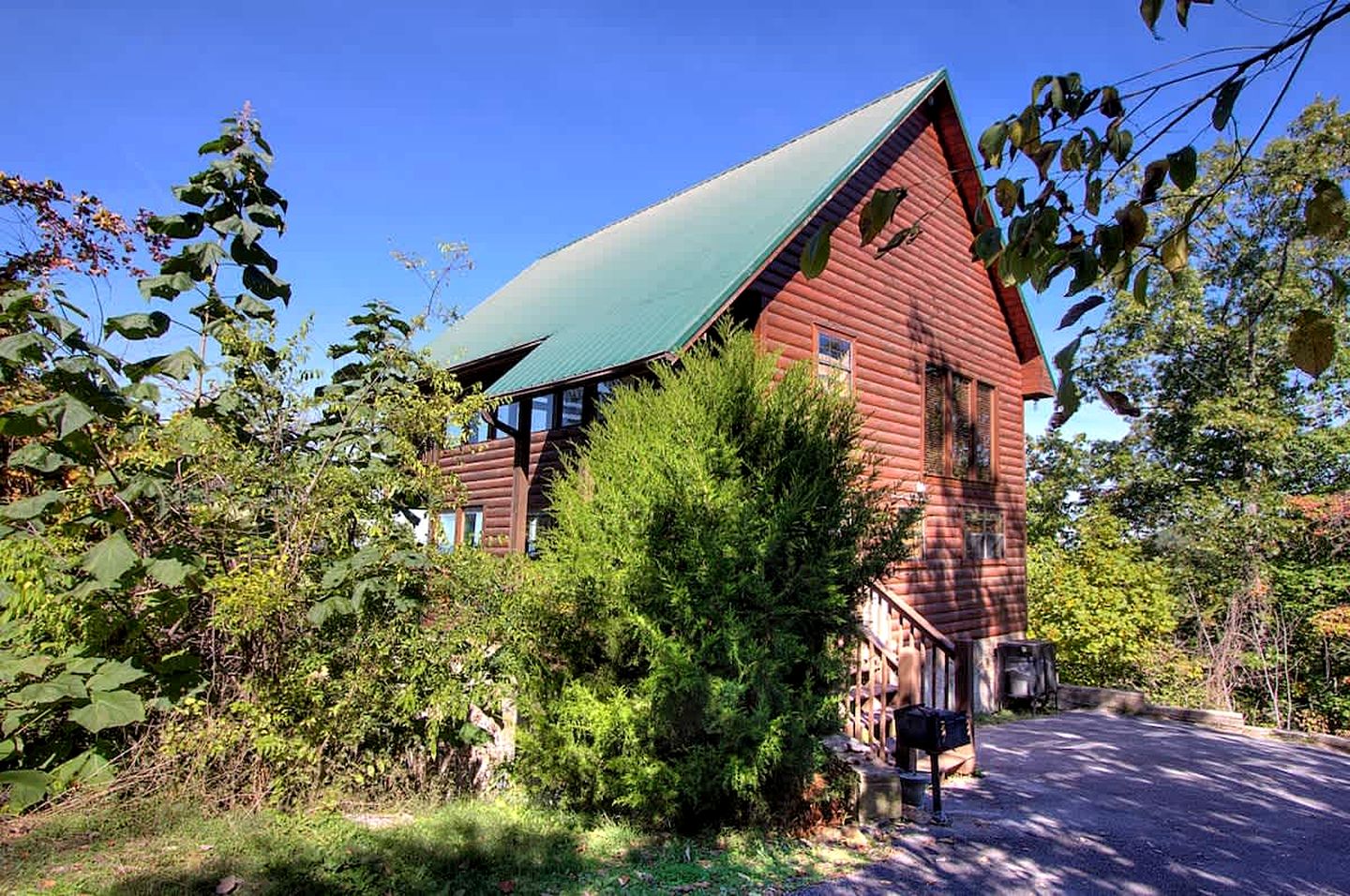 Stunning Mountain View Cabin with Hot Tub & Game Room near Pigeon Forge, Sevierville TN